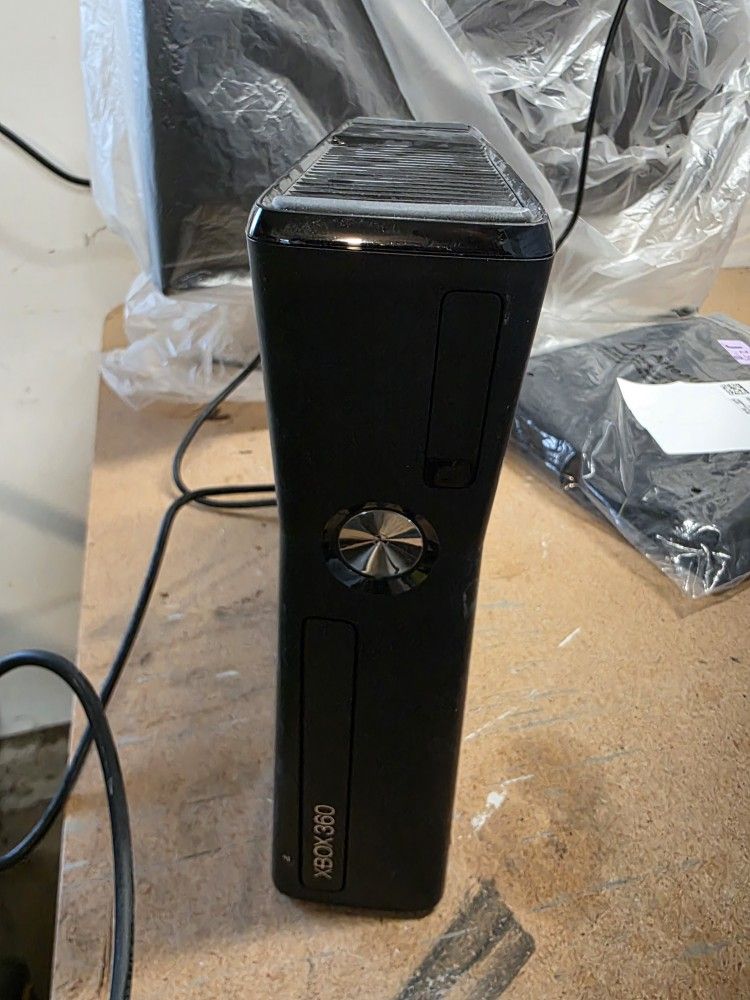 Xbox 360 With Camera And 2 Controllers With Base Charger