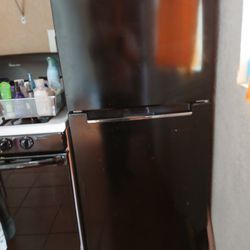 Magic Chef Small Refrigerator 