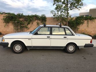 VOLVO SEDAN 240DL