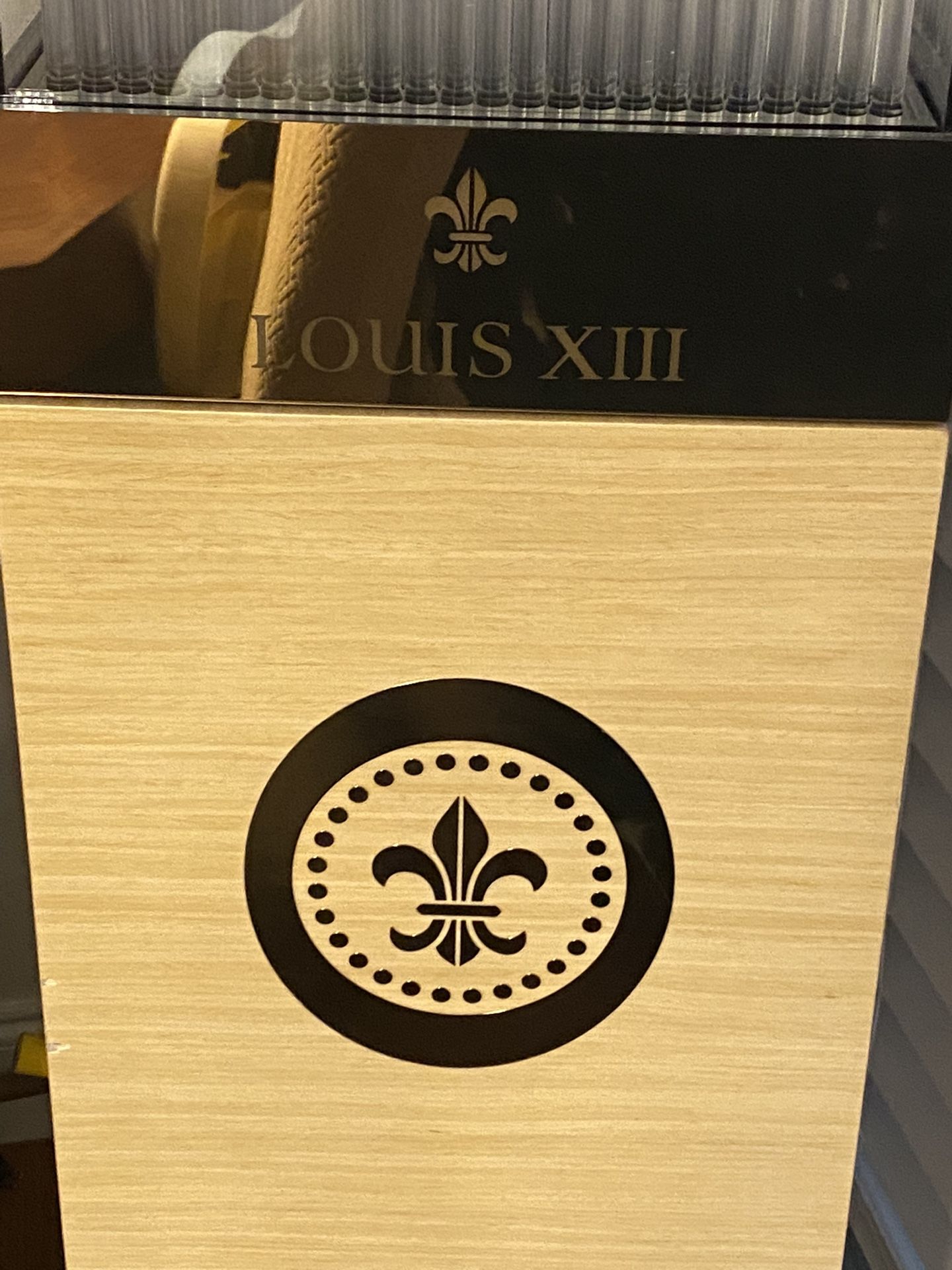 LOUIS XIII ILLUMINATING DISPLAY CASE STAND for Sale in Miami Gardens