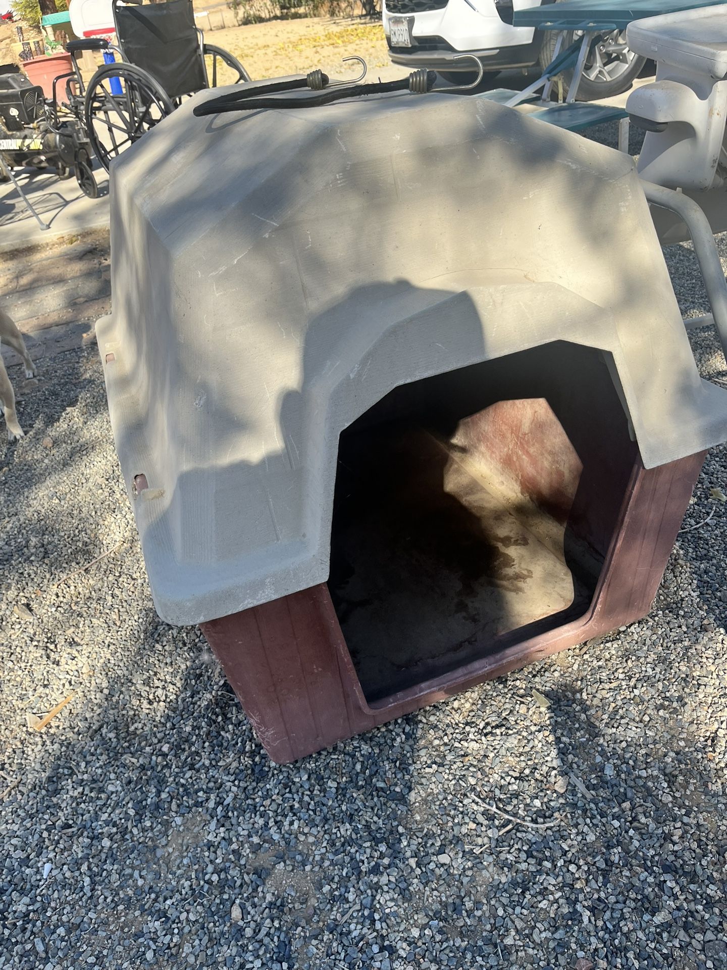 LARGE IGLOO STYLE DOG HOUSE