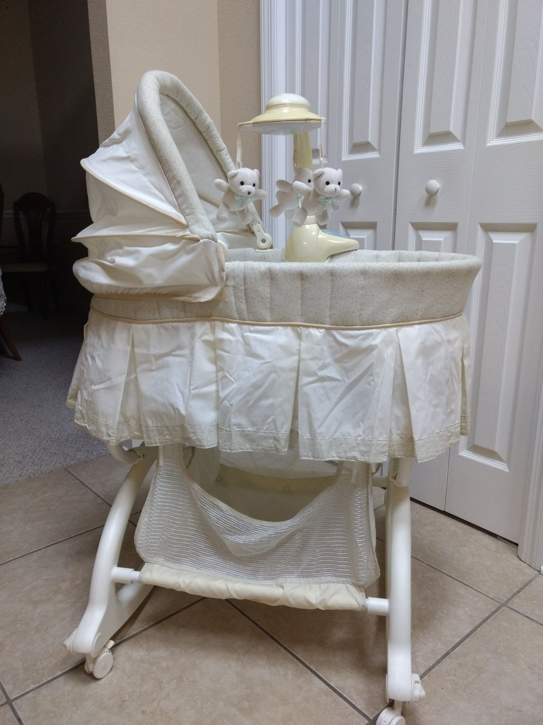 Kolcraft Cuddle n Care Rocking Bassinet