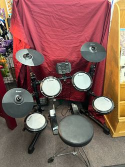 Title Donner DED-80 7 piece Electronic Drum Set with 4 Quiet Mesh Pads, 180+ Sounds, 2 Pedals, Stool