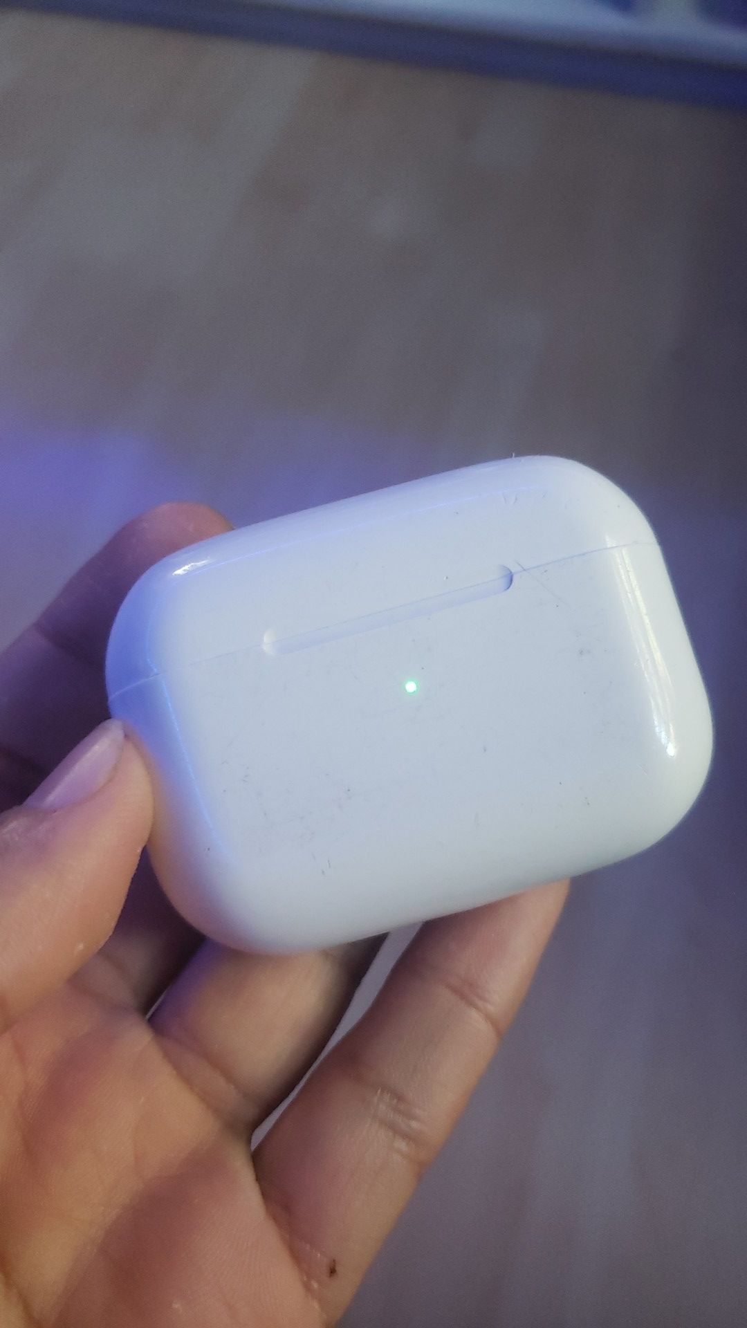 Apple airpods charging case