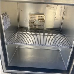TRUE TUC-27-HC Undercounter Refrigerator Reliable cooling,sleek stainless steel 
