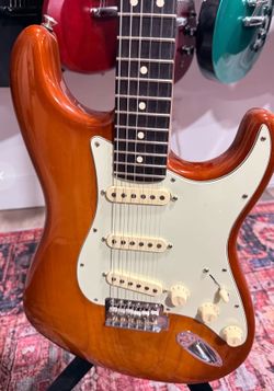 2019 Fender American Performer Stratocaster USA – Honey Burst – Fender Locking Tuners + Hard Case
