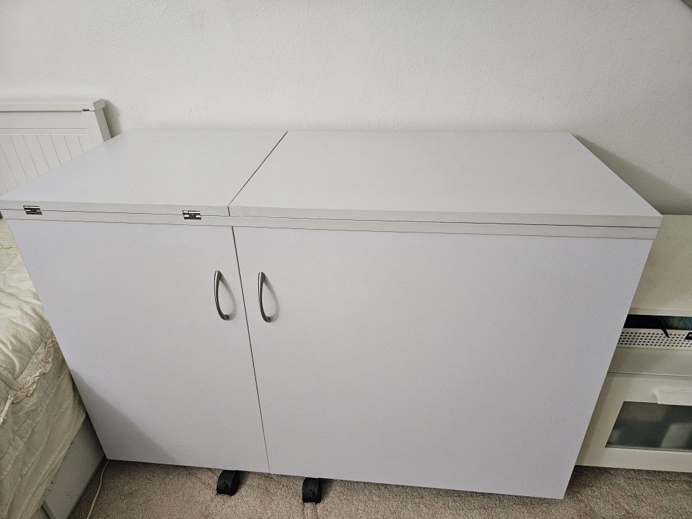 Sewing table with hydraulic lift