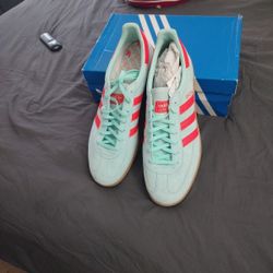 New  Adidas Size 13