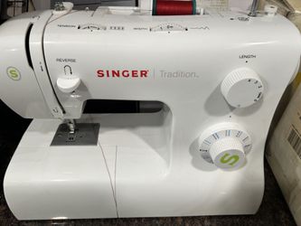 CLASSIC YET HARDLY USED SINGER SEWING MACHINE!WITH DUAL PEDALS FOR BETTER PERFORMANCE! 