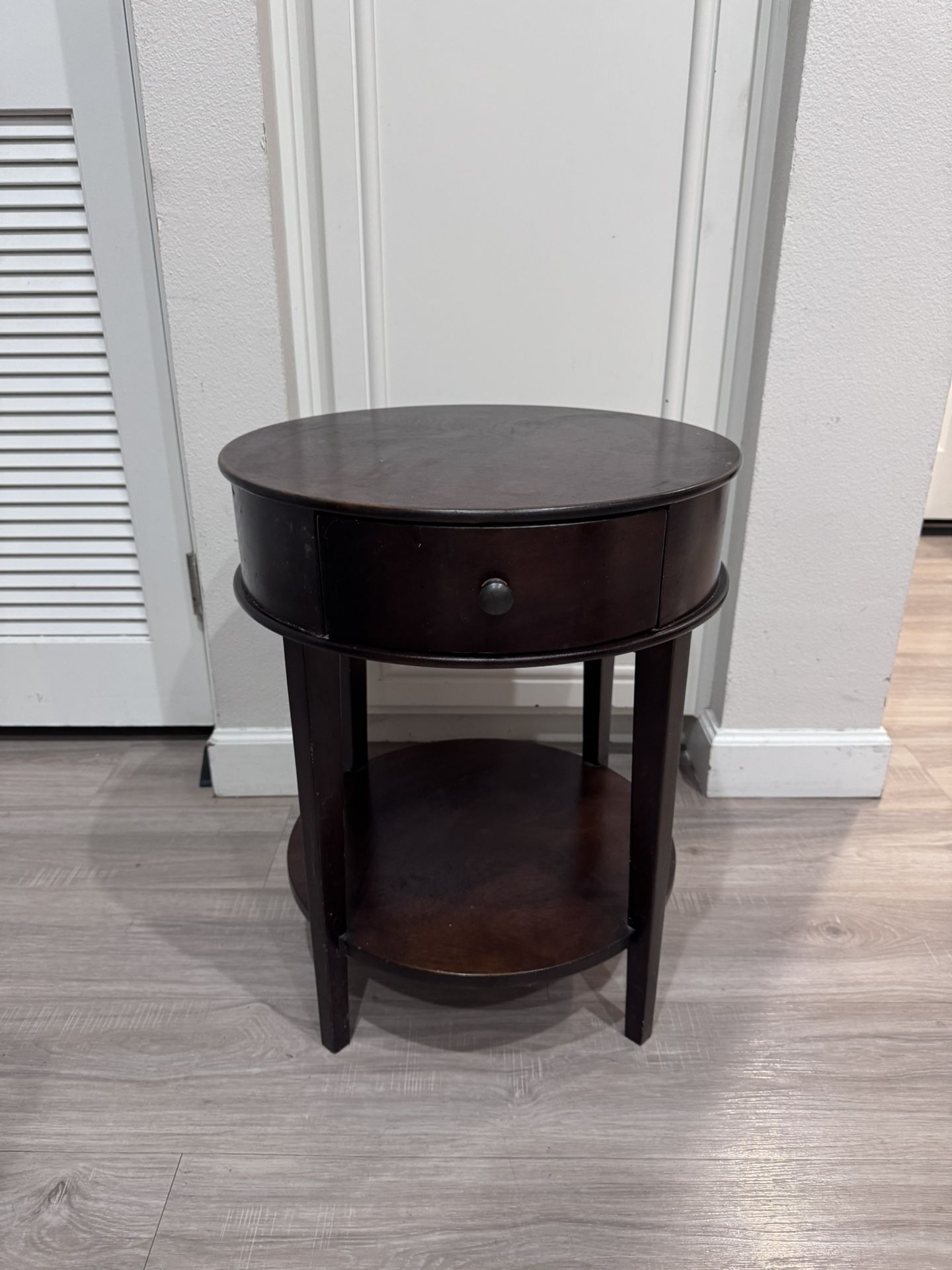 Round Wood End Table w/ Drawer & Shelf – 18”x22”