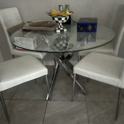 Modern Glass Dining Table And 4 Chair Great Condition 