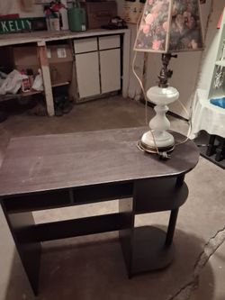 Nice Looking desk with the lamp included great condition