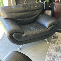Black Leather Sofa & 2 Matching Chairs. Modern