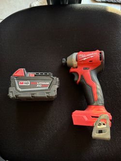 M18 18V Lithium-lon Brushless Cordless 1/4 in. Compact Impact Driver w/ M18 18-Volt 5.0 Ah Battery