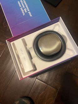Classic showerhead head with wireless speaker