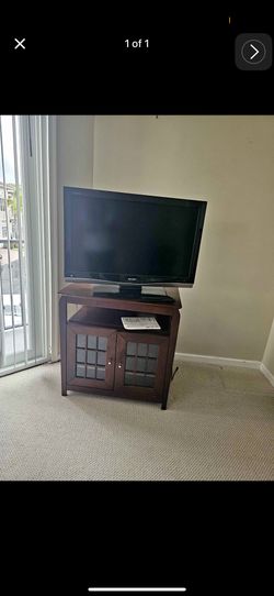 TV With TV Stand And Remote 