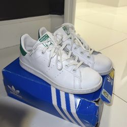 Adidas Stan Smith size 2.5Y