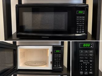 Insignia Countertop Microwave – Black, Digital Controls, Clean & Fully Functional
