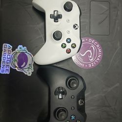 2 Xbox one controllers
