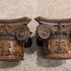 Antique carved oak architectural capital with volut and fleur-de-lis. Early 20th Century interior