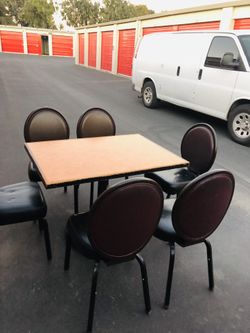 Mesa de 42”x30” con 6 sillas / table with 6 chairs / good working condition