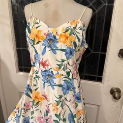 Pretty white floral print midi dress with a flowy silhouette #floraldress