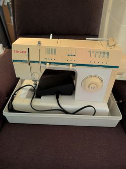 Singer Sewing Machine Fashion Mate FM-17C with lots of extras