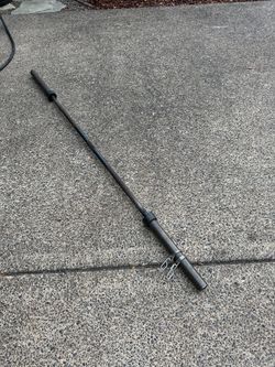 7’ 45lb Olympic barbell with clips