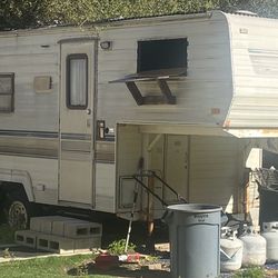 1990 Yukon Wilderness 5th Wheel Trailer - 20’