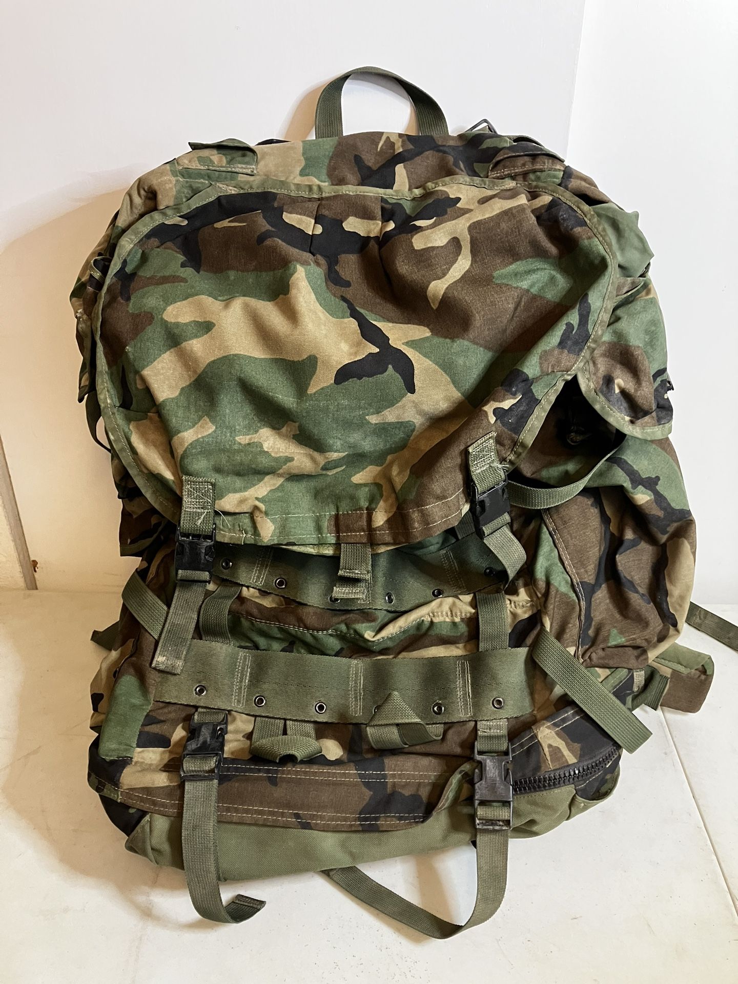 US Army Military CFP90 Field Pack Backpack Rucksack & Patrol Pack Woodland Camo camping backpacking hiking fishing hunting good used condition, firm