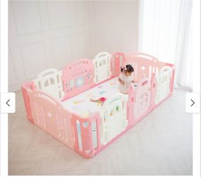 Dwingular castle Play Pen Like New