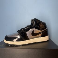 Jordan 1 Mid SE (Size 6.5y)(Brand New)