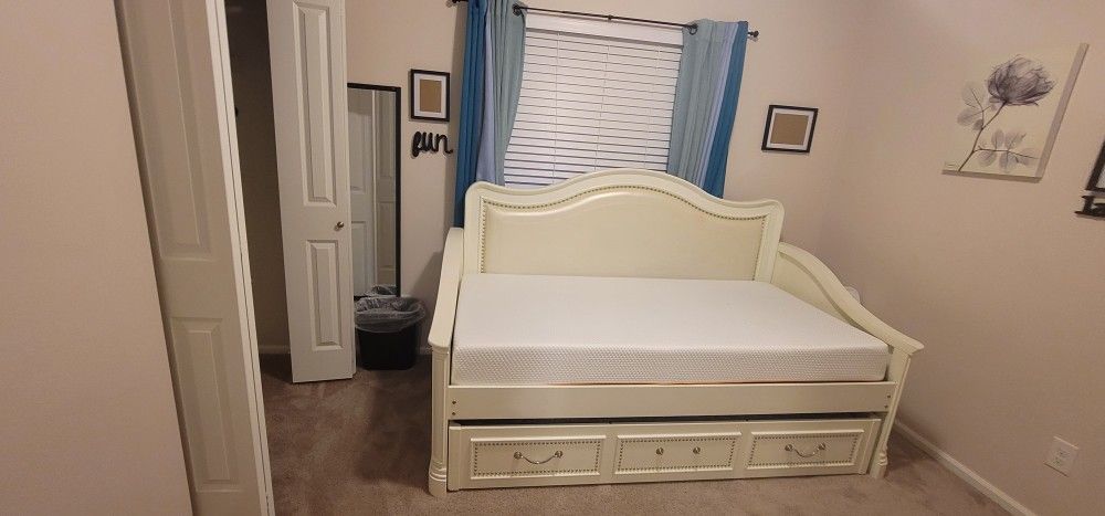 White Twin Daybed with Trundle