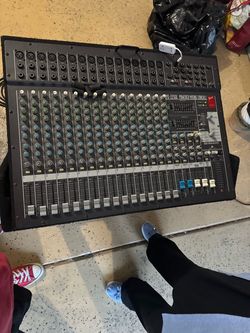 Fender PX-2200