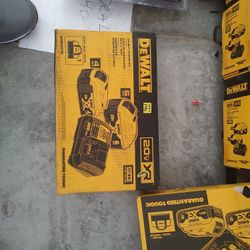 DeWalt 20 V Max XR Starter Kit  With 4.0xr And 6.0xr , Charger,Bag