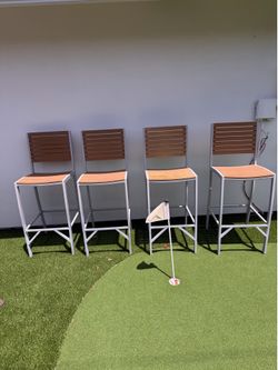 4 Outdoor barstools