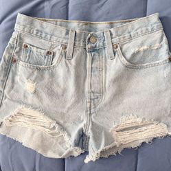 501 LEVIS SHORTS DISTRESSED SIZE 27 NEW