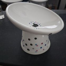 Angled raised cat bowl (dot pattern)