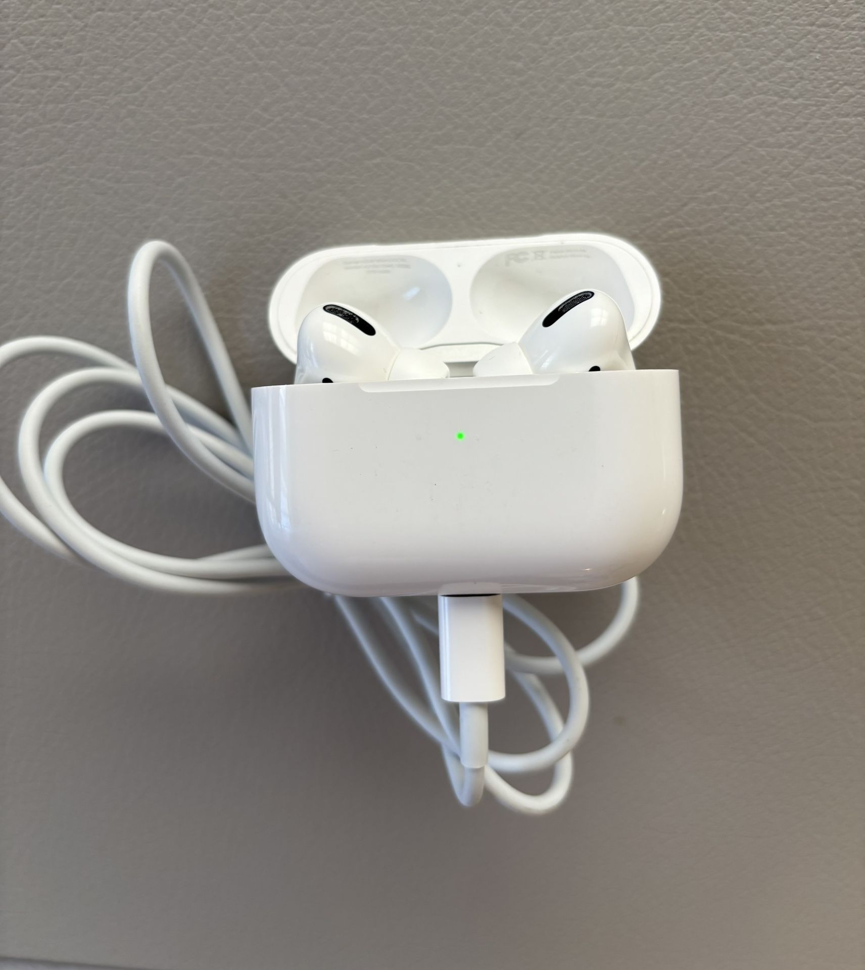 APPLE AIR PODS PRO WITH CASE AND CABLE (A2190)
