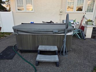 Outdoor Hot Tub Spa with Cover and Steps