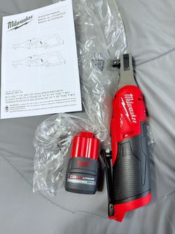 Milwaukee M12 FUEL 3/8 in. Brushless Cordless Ratchet Tool con batería