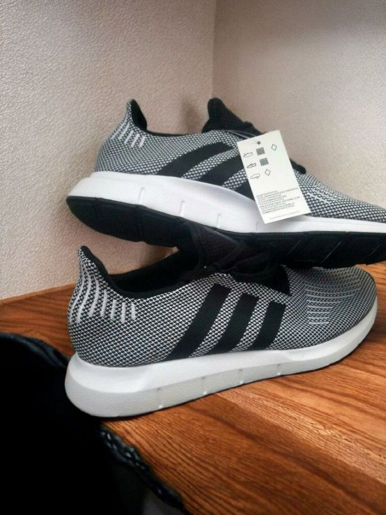 Adidas swift run black and white Size 11,5