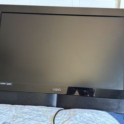 Video 32" Hi Def. LCD TV W/ Swivel Wall Mount