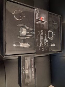 Wine Accessory Kit and Prism Stopper