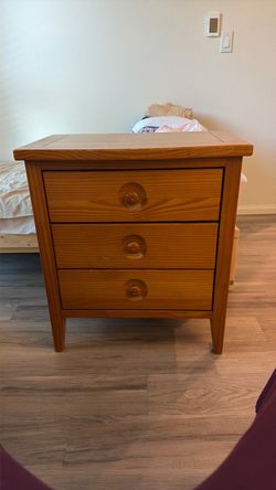 Solid Oak 3-Drawer Nightstand – $50