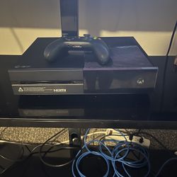 Xbox One W/ Controller 