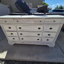 Gorgeous Bedroom Set w/ Cali king Headboard 