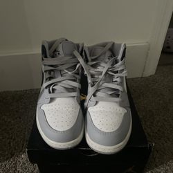 Air Jordan 1 Midtops size 5 young boys 