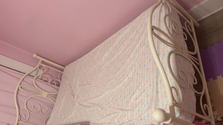 Twin bed with matters