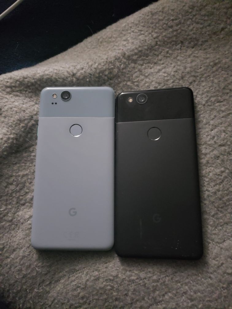2 Google Pixle 2 phones